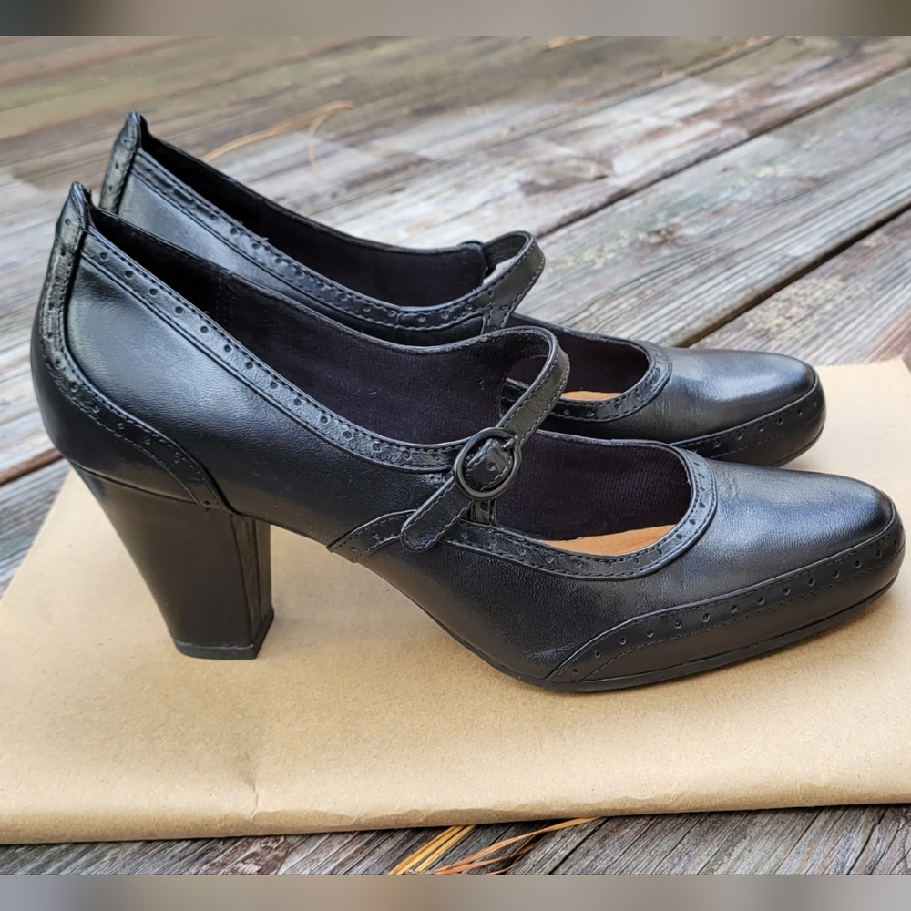 Clarks Artisan Mary Jane heels w/ perforated detailing, black leather, size 8.5M